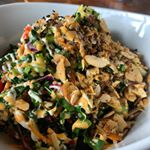 Our Poke Bowl is BACK with organic kale, cabbage, carrot, beet & cucumber — topped off with edamame, quinoa, avocado, pineapple, tomatoes, wakami, togarashi almonds, black sesame and ALLLL THAT SAUCE 🤤 Available now through Saturday. Get ‘er while she’s 🔥🥑🙃
